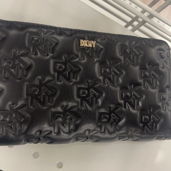 NWT DKNY LOGO BLK WALLET - Picture 2 of 6